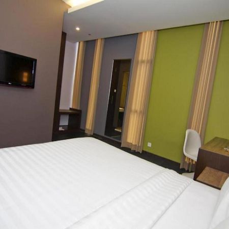 Plan B Hotel Паданг Екстериор снимка