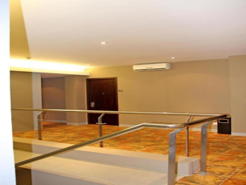 Plan B Hotel Паданг Екстериор снимка