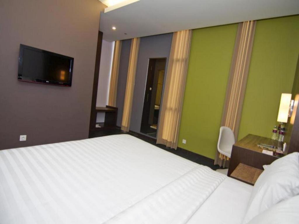 Plan B Hotel Паданг Екстериор снимка