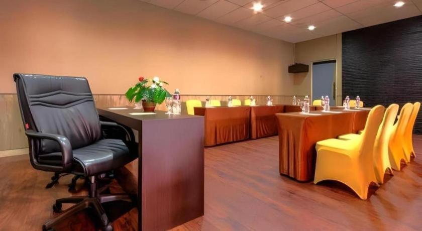 Plan B Hotel Паданг Екстериор снимка