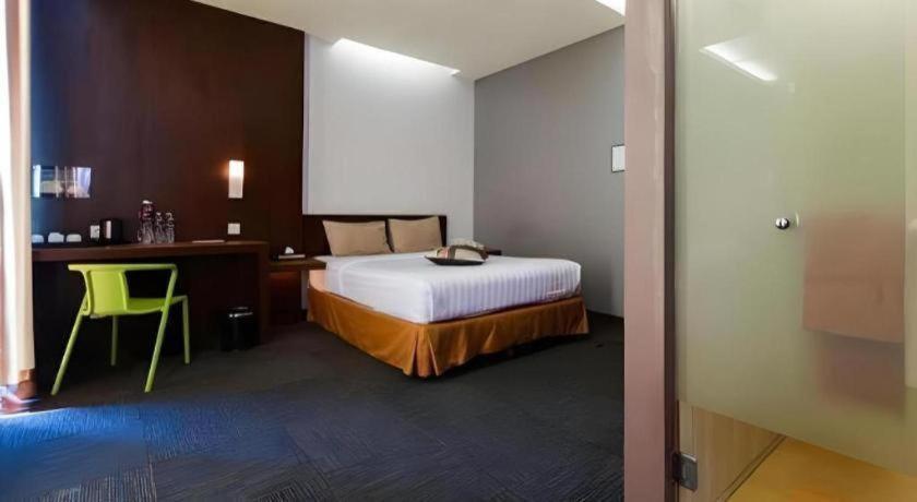 Plan B Hotel Паданг Екстериор снимка