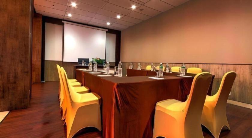 Plan B Hotel Паданг Екстериор снимка