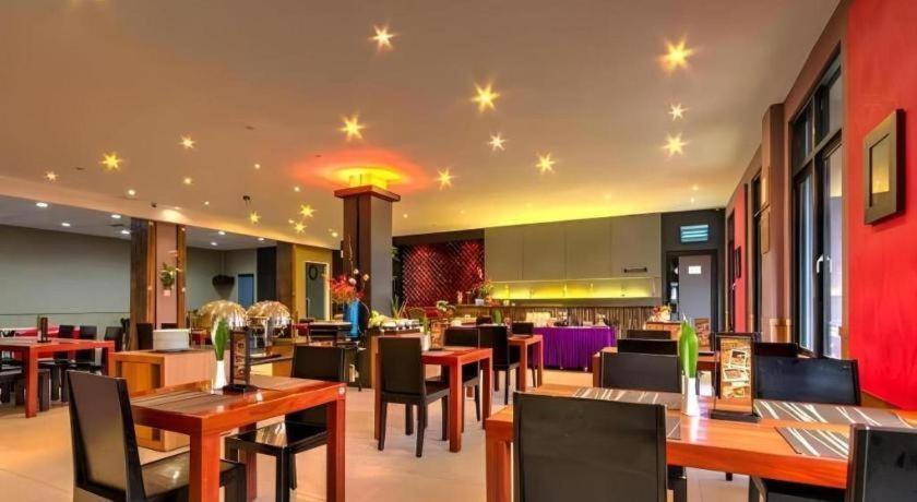 Plan B Hotel Паданг Екстериор снимка