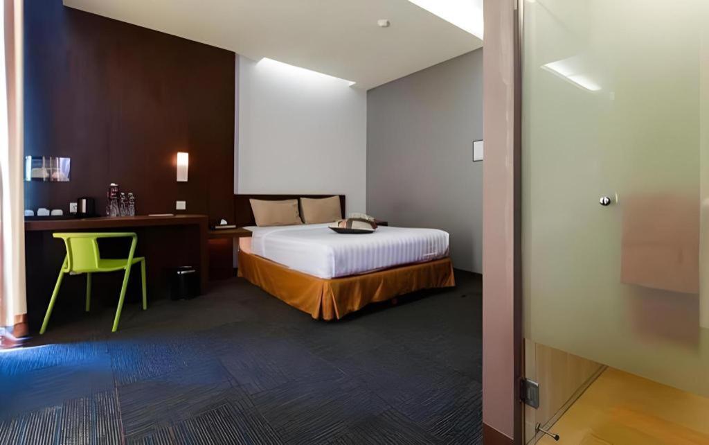Plan B Hotel Паданг Екстериор снимка