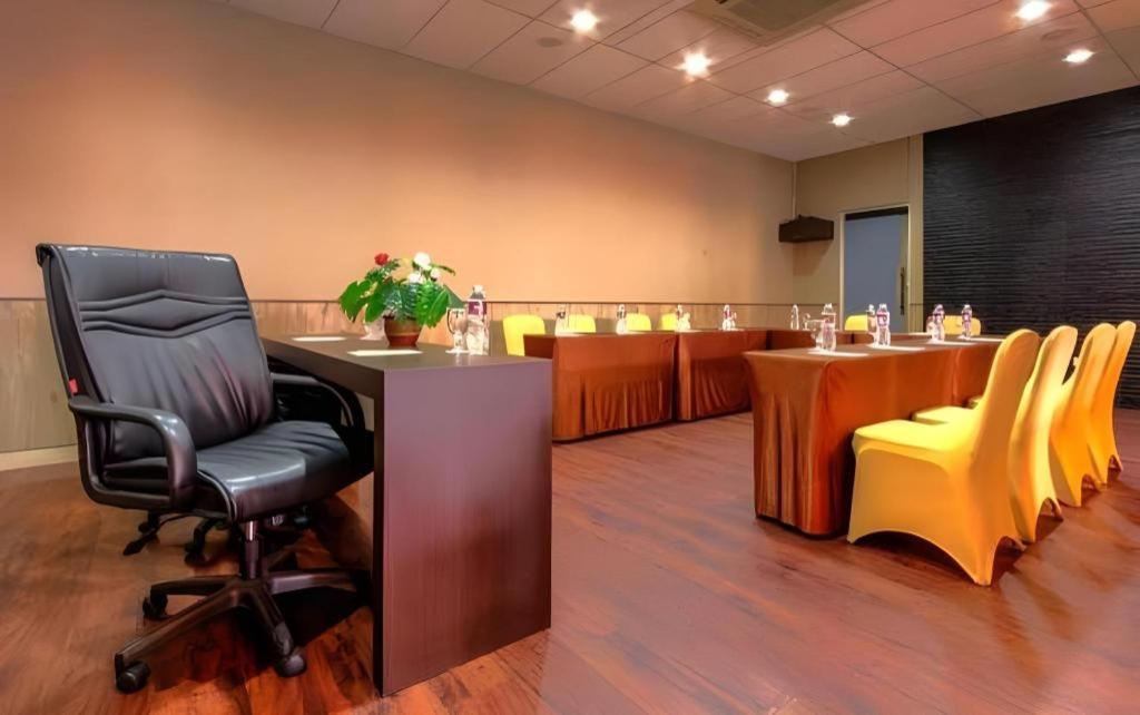 Plan B Hotel Паданг Екстериор снимка