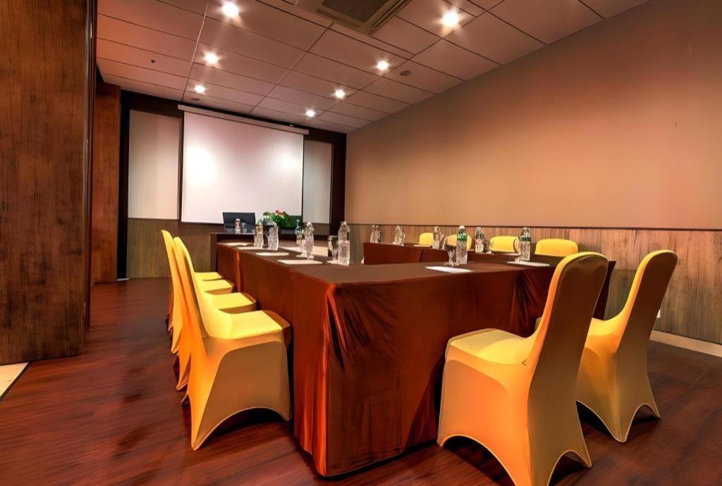 Plan B Hotel Паданг Екстериор снимка